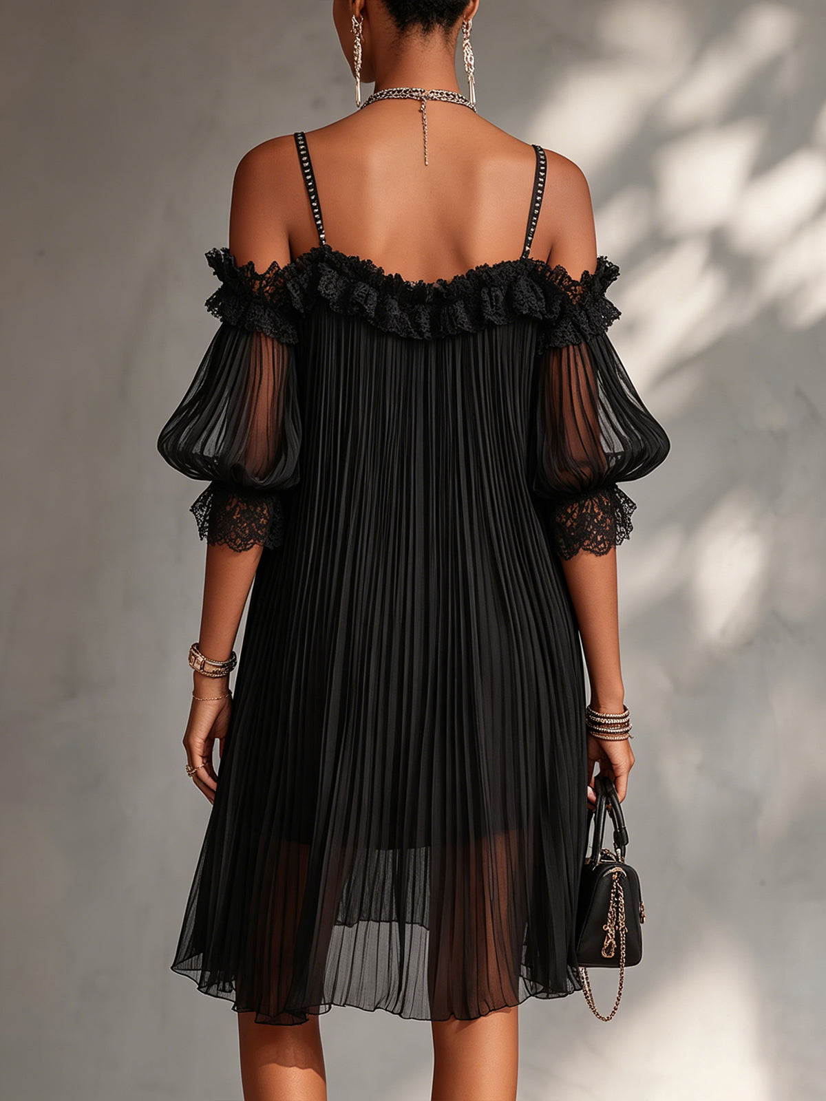 VITTORIA | Mini-robe noire en mousseline à épaules dénudées et bordures en dentelle