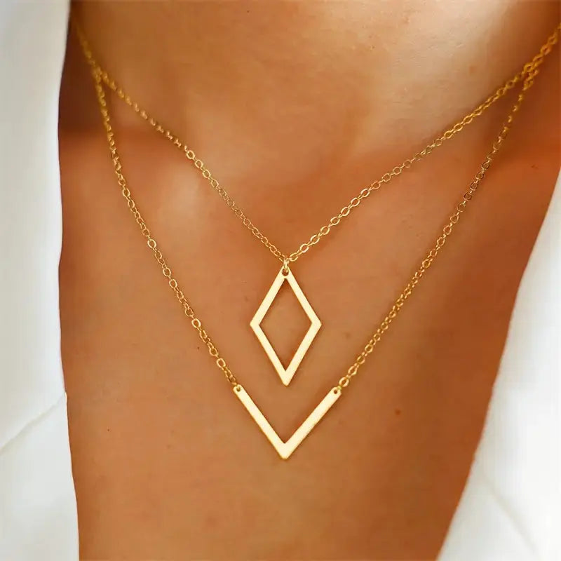 Collier avec Pendentif Géométrique en V