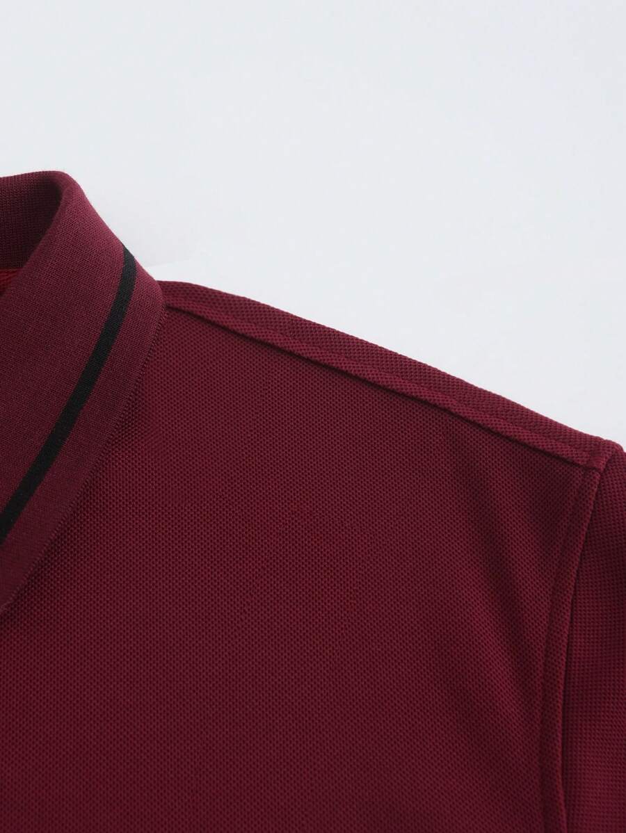 POLO ÉLÉGANT POUR LES JOURNÉES D'ÉTÉ AU TRAVAIL