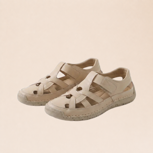 Sandales légères beige sur fond beige