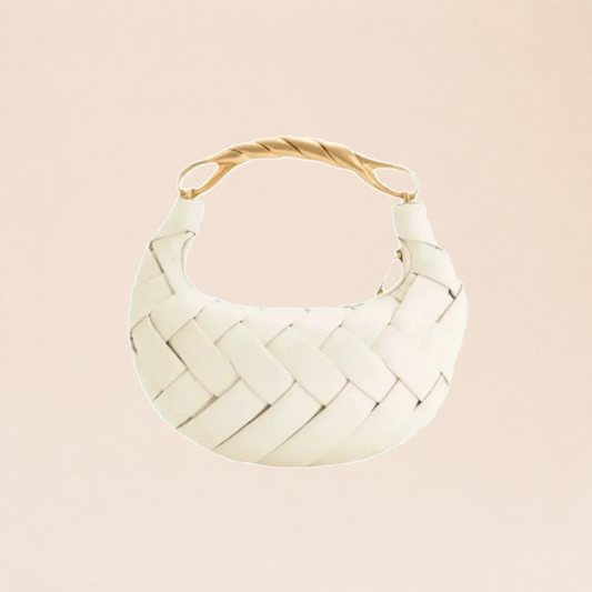 Sac tressé blanc sur fond beige